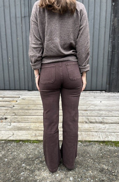 Bukse brun med gullknapper