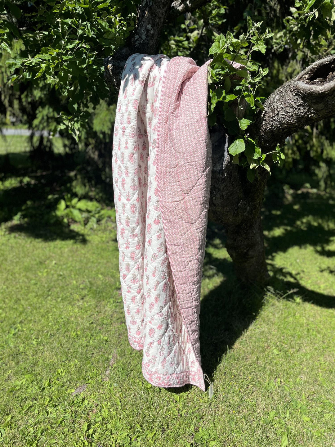Quilt 150 x 220 cm hvit med rosa blomster
