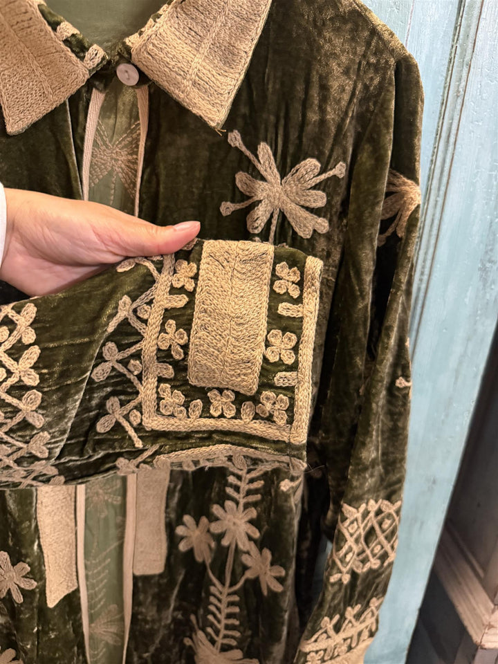 Velvet lang jakke med broderier olivengrønn
