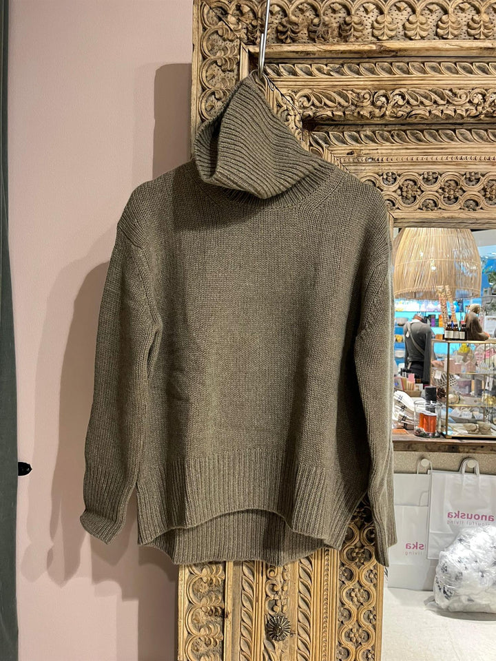 Audrey cashmere genser med høy hals thyme