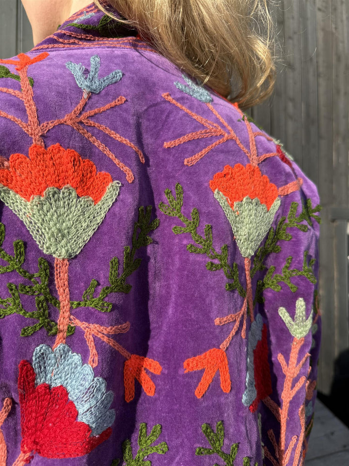 Anouska jakke velur med broderier lilla m rødt/oransje broderi