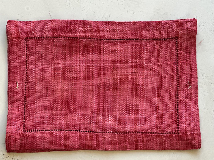 Spisebrikke 30 x 45 cm raffia red 4 stk