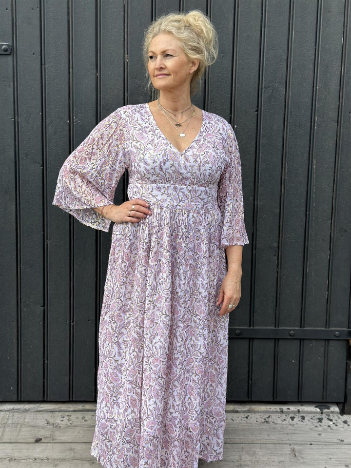 Ea lang kjole med gulltråd white purple