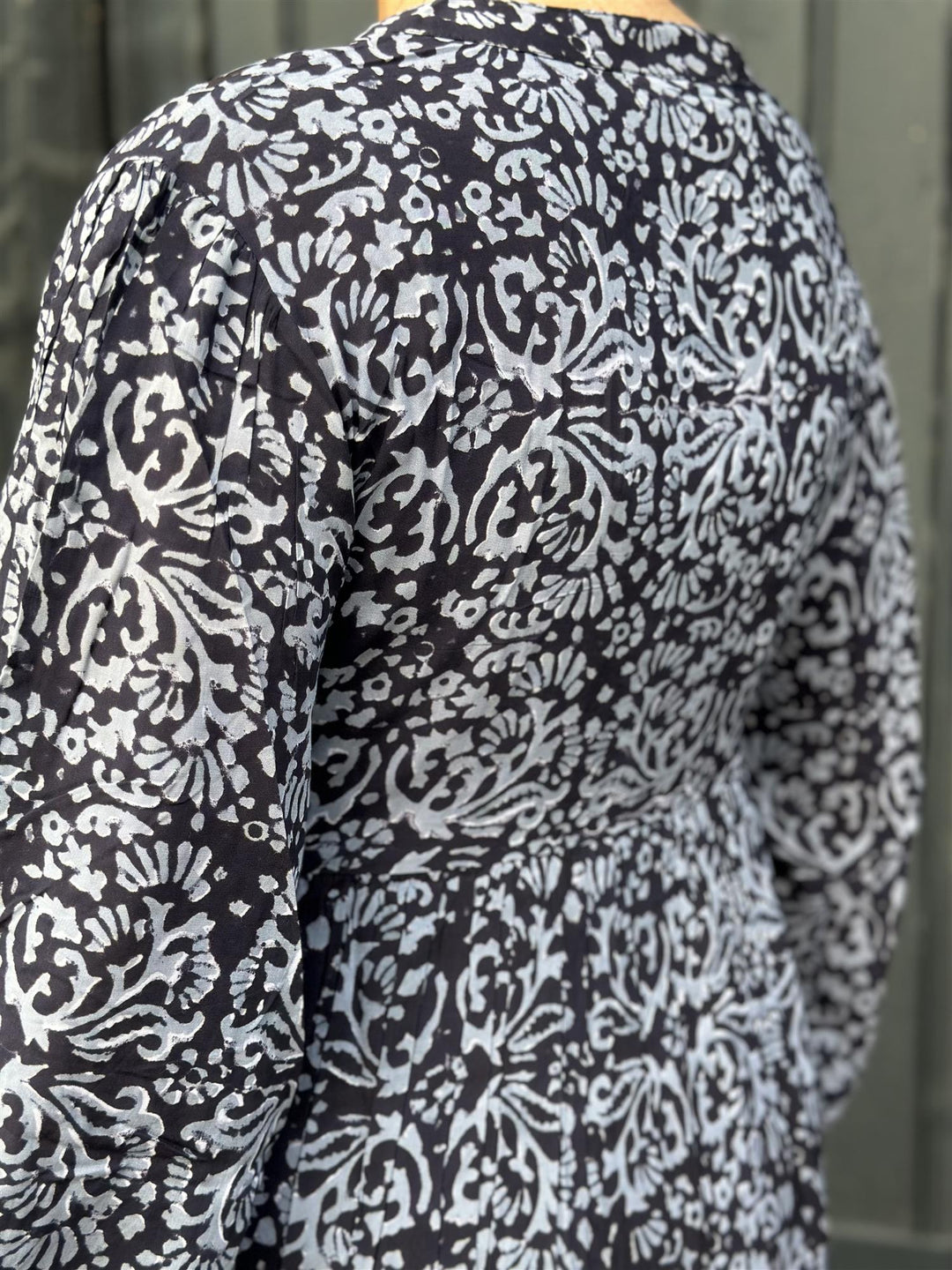 Amora kjole grå & sort mønstret