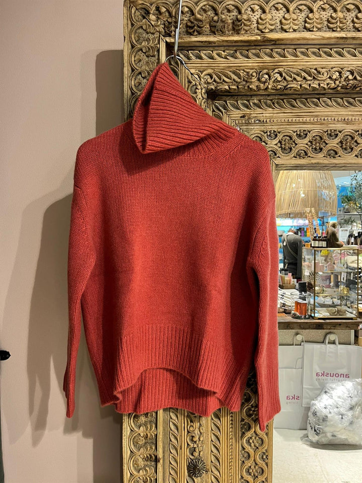 Audrey cashmere genser med høy hals garnet