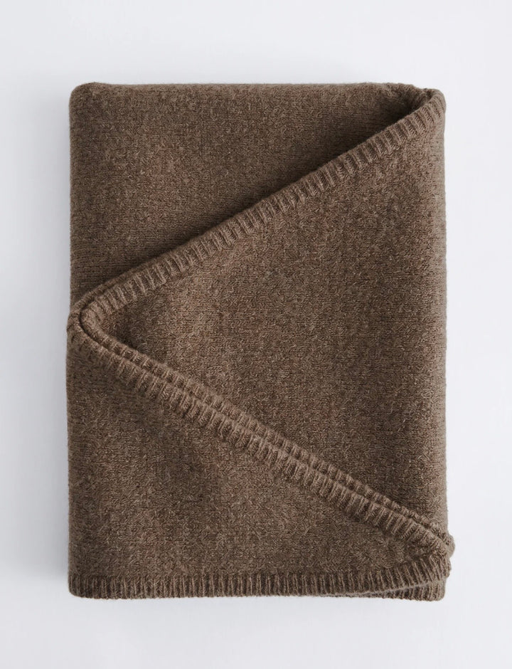 Eleonore stort trekantkjerf 100% cashmere cafe au lait