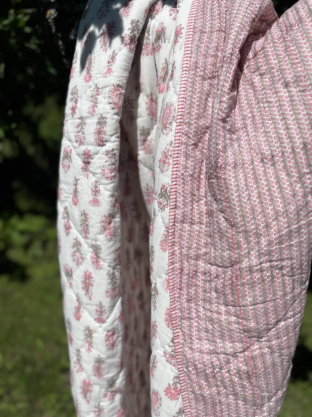 Quilt 150 x 220 cm hvit med rosa blomster