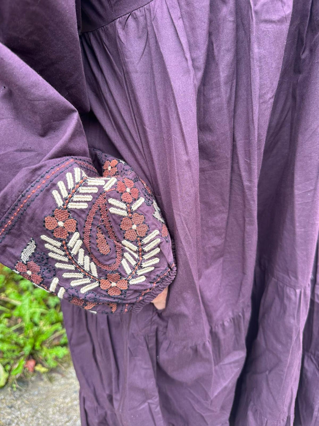 Vanessa kjole med broderier mørk brun