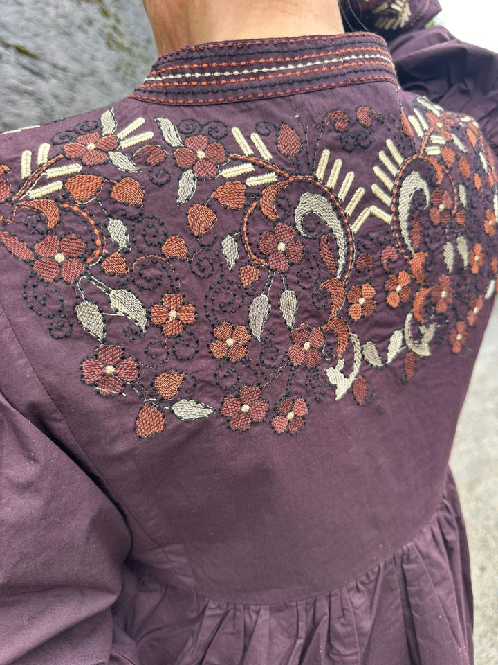 Vanessa kjole med broderier mørk brun