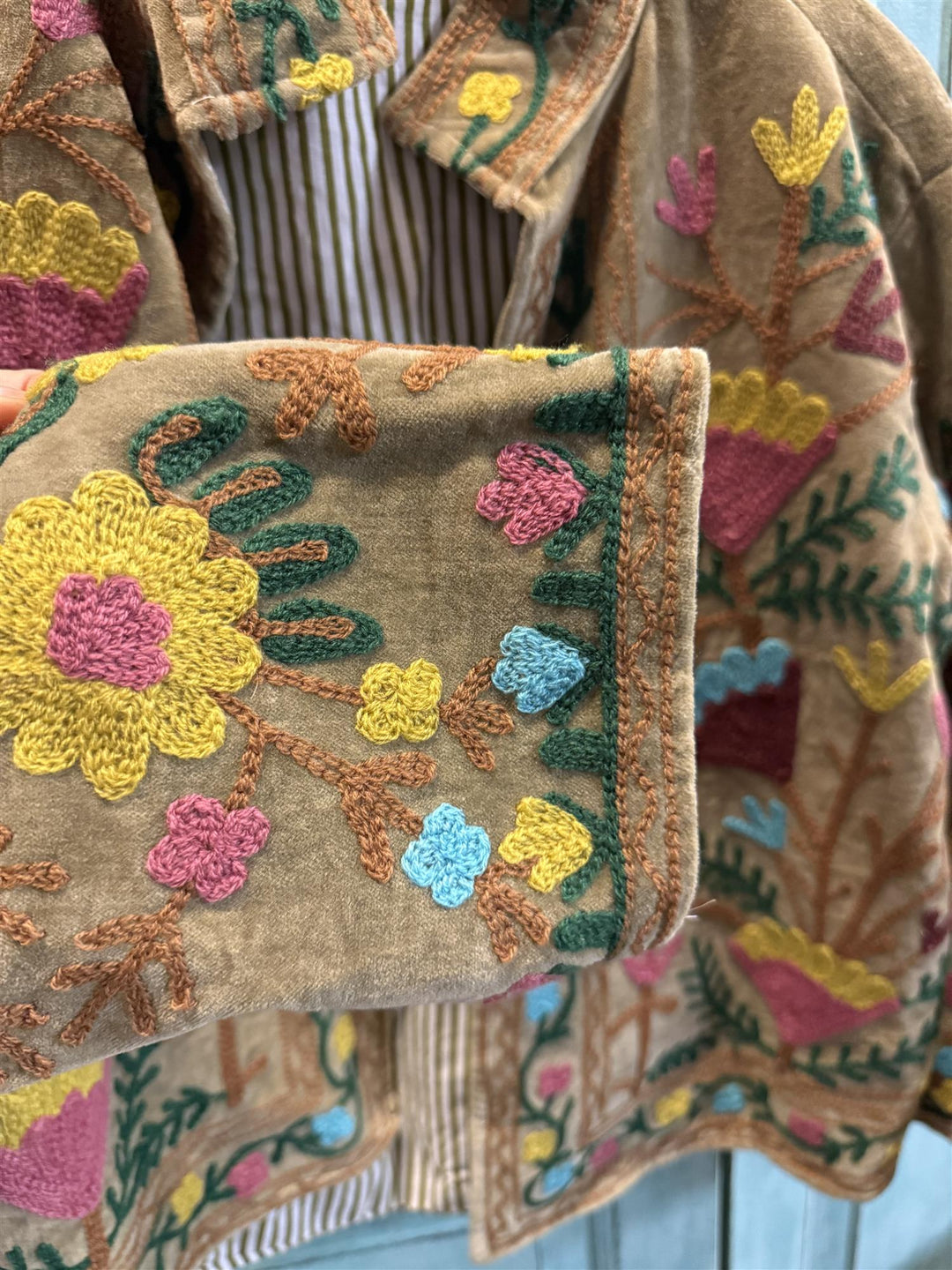 Anouska jakke velur med broderier moss green