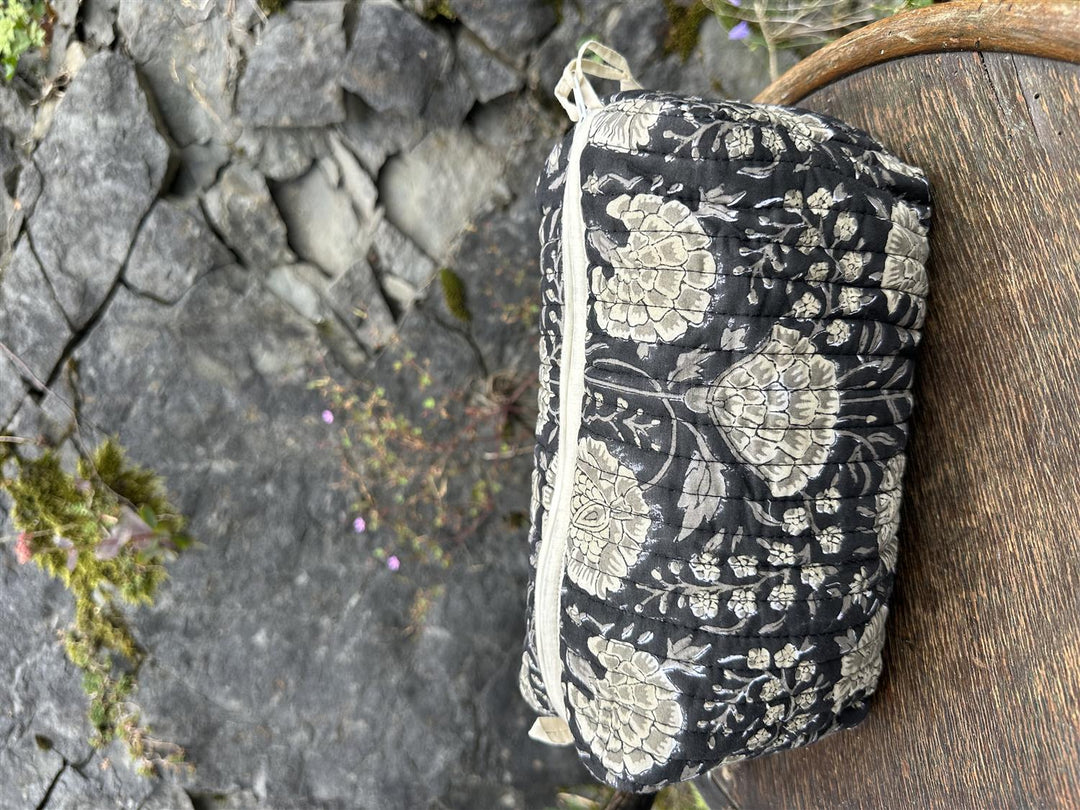 Toalettmappe blokktrykket Hani black/natural