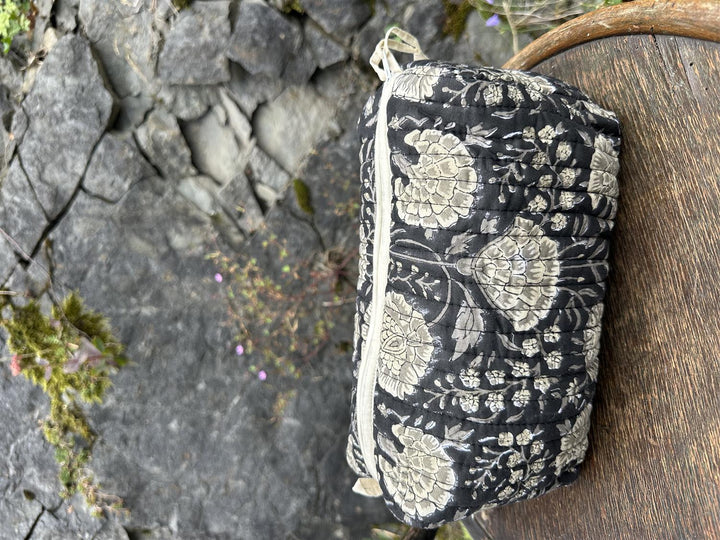 Toalettmappe blokktrykket Hani black/natural
