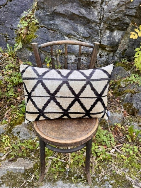 Velvet ikat putetrekk ogee black 40 x 60 cm