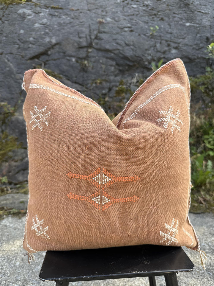 Putetrekk kaktus silke 50 x 50 cm brun m hvitt og oransje mønster