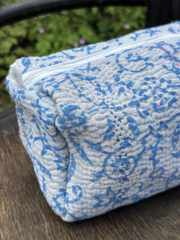 Toalettmappe M vintage kantha stoff hvit Nr 1