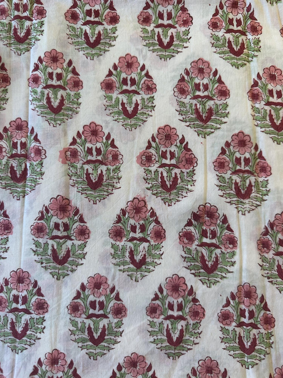 Blokktrykket stoff i metervare 10 meter lengde white