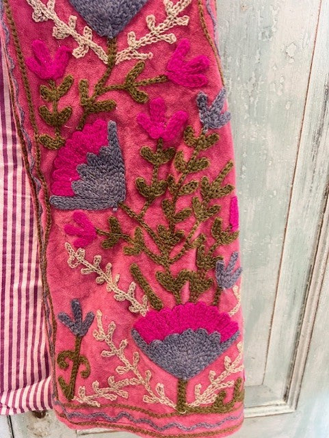 Anouska vest velur med broderier pink