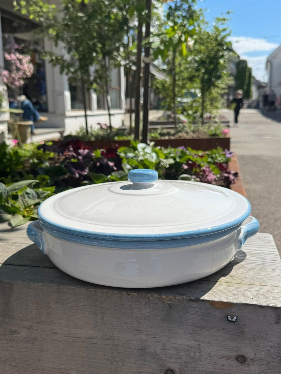 Ildfast terracotta gryte med lokk Ø: 29,5 cm hvit m/blå kant