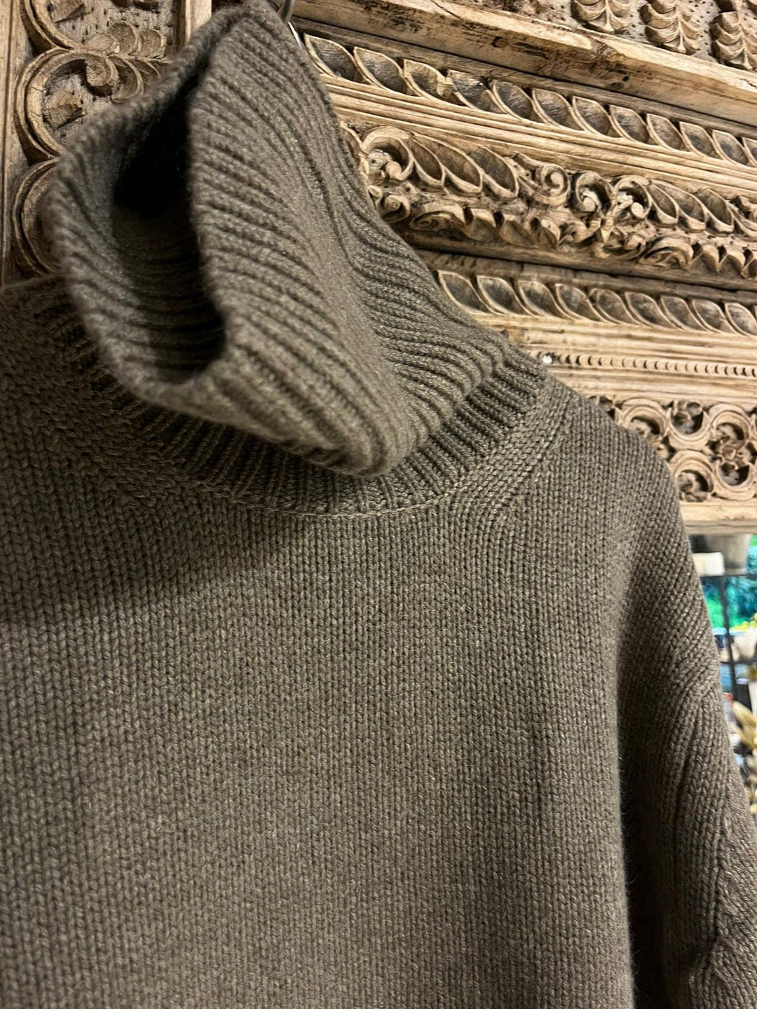 Audrey cashmere genser med høy hals thyme