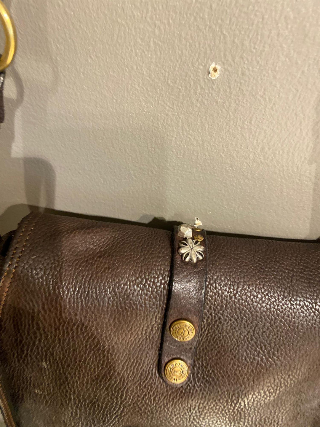 Crossbody medium veske med studs brown