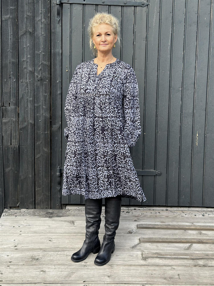 Amora kjole grå & sort mønstret