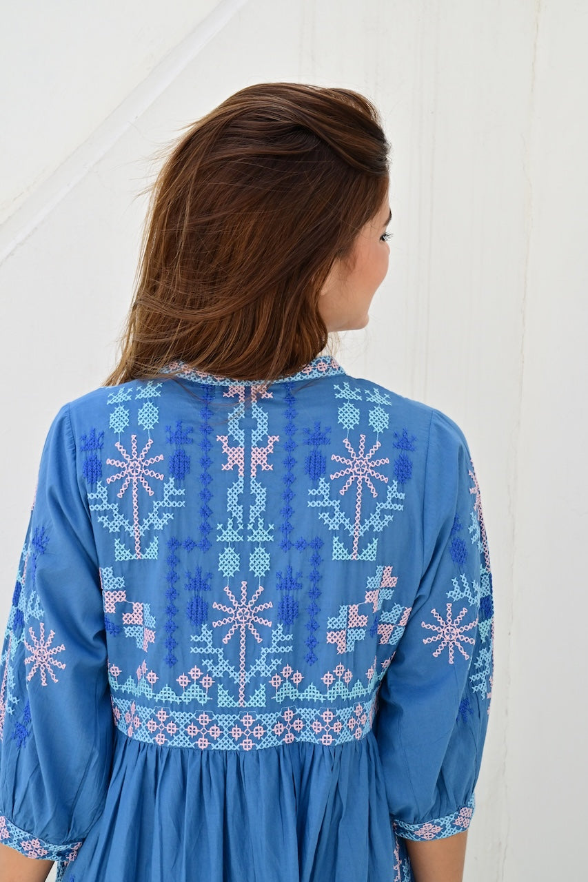 Narbonne kjole med broderier blue