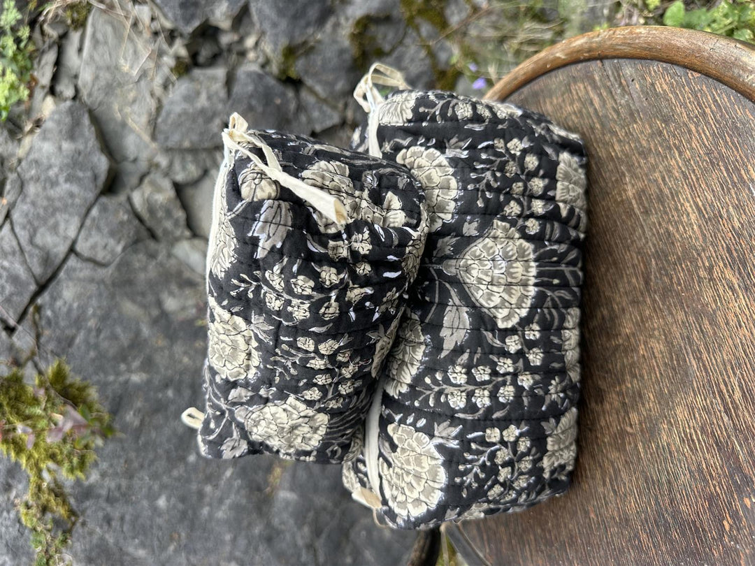 Toalettmappe blokktrykket Hani black/natural