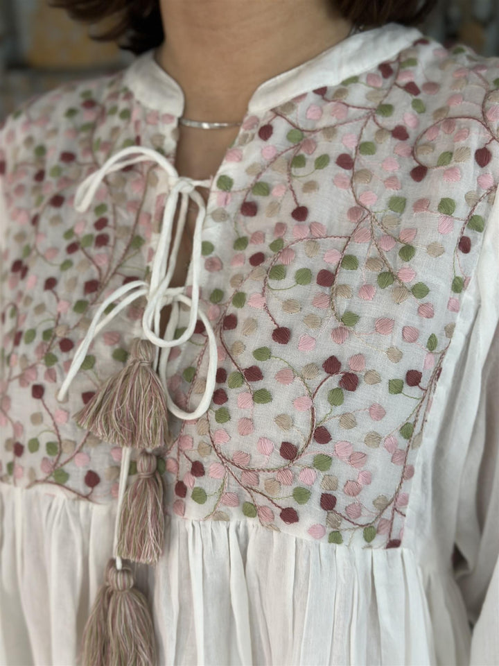Curacao kjole med brodert bærestykke off white