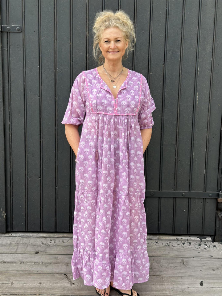 Anna lang smekkekjole lavendel