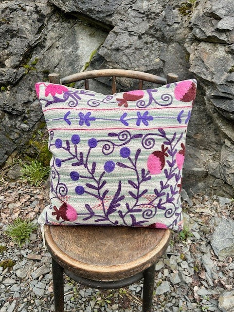 Putetrekk kantha med broderi 50 x 50 cm sage