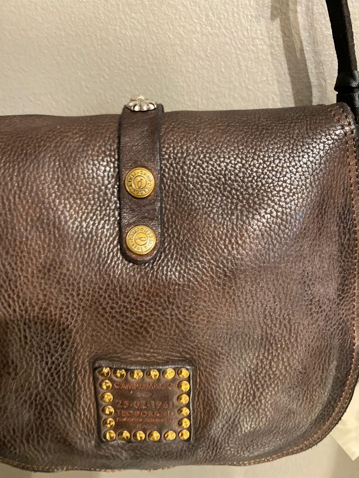 Crossbody medium veske med studs brown