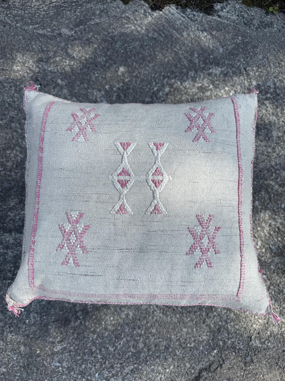 Putetrekk kaktus silke 50 x 50 cm grå m rosa mønster