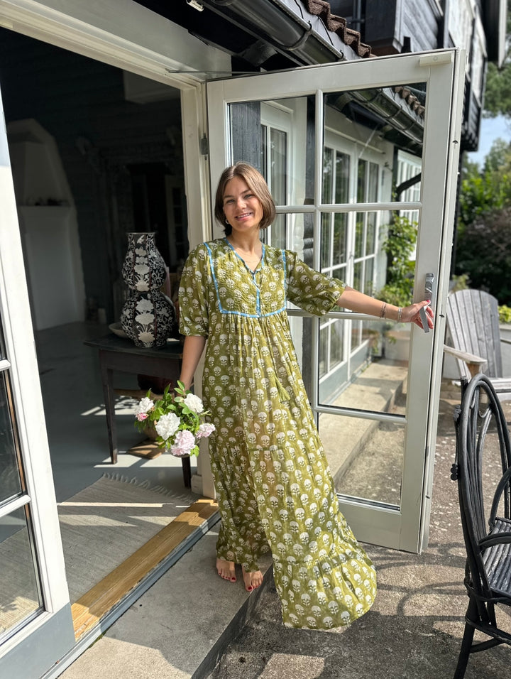 Anna lang smekkekjole dark olive