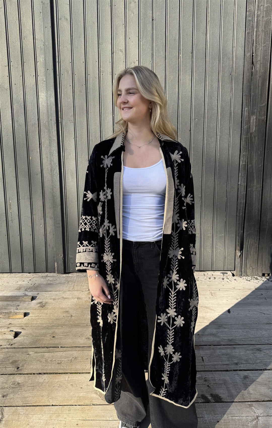 Velvet lang jakke med broderier midnattblå