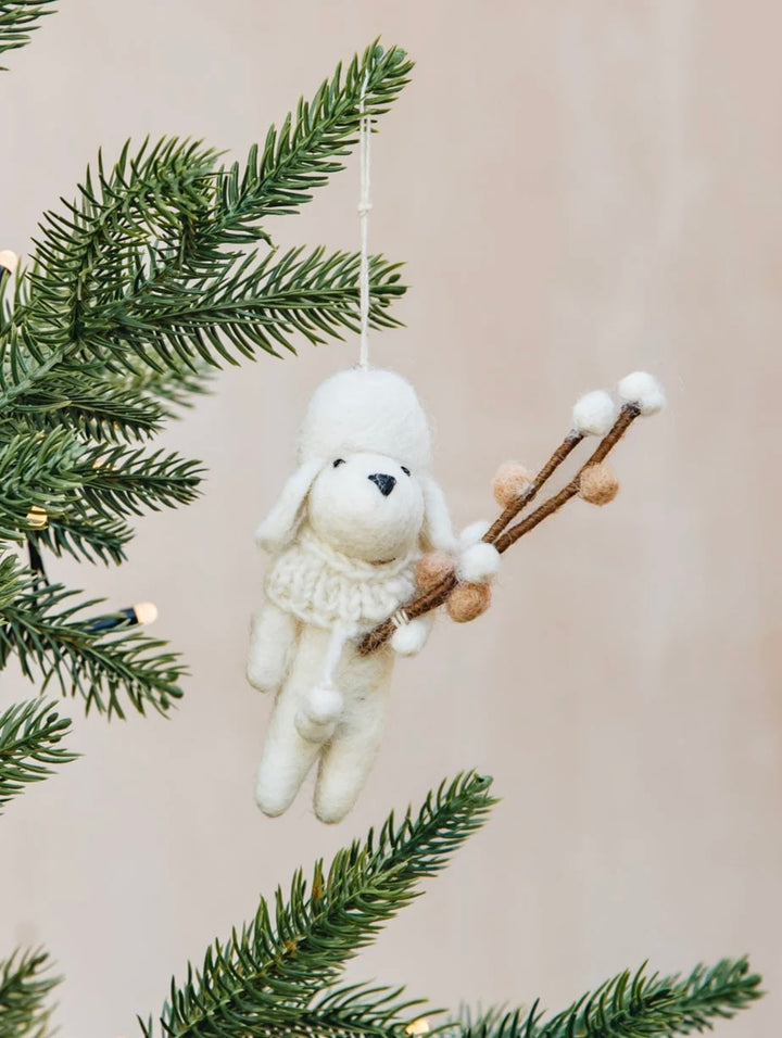 Juletrepynt puddel med grener
