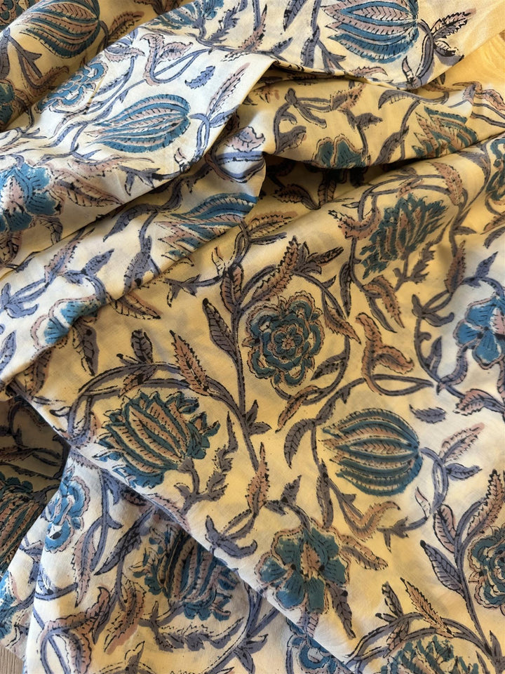 Blokktrykket stoff i metervare 10 meter lengde cream