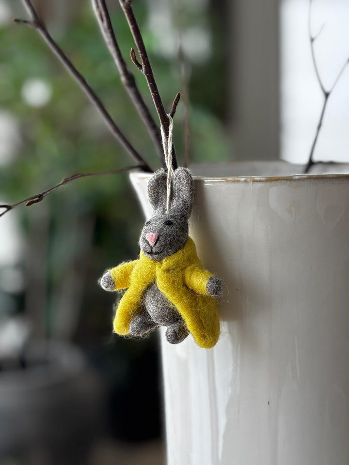 Filt kanin med gul jakke
