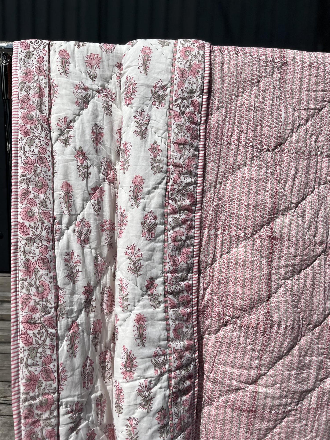 Quilt 150 x 220 cm hvit med rosa blomster