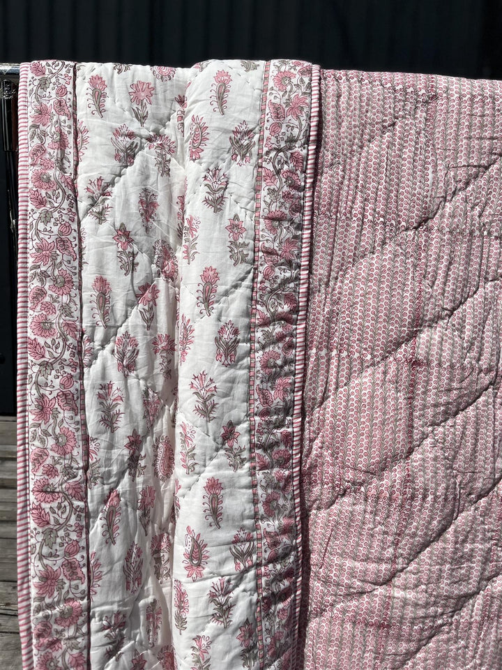 Quilt 150 x 220 cm hvit med rosa blomster