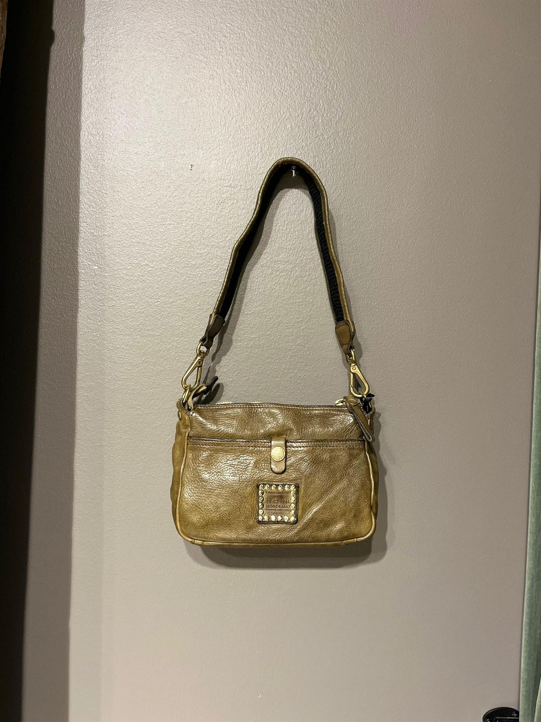 Crossbody med multifarget rem military