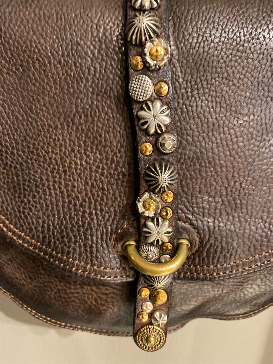 Crossbody medium veske med studs brown