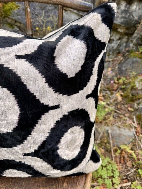 Velvet ikat putetrekk ogee black 50 x 50 cm