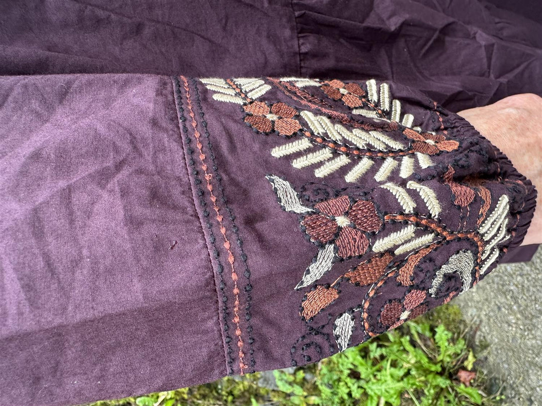 Vanessa kjole med broderier mørk brun