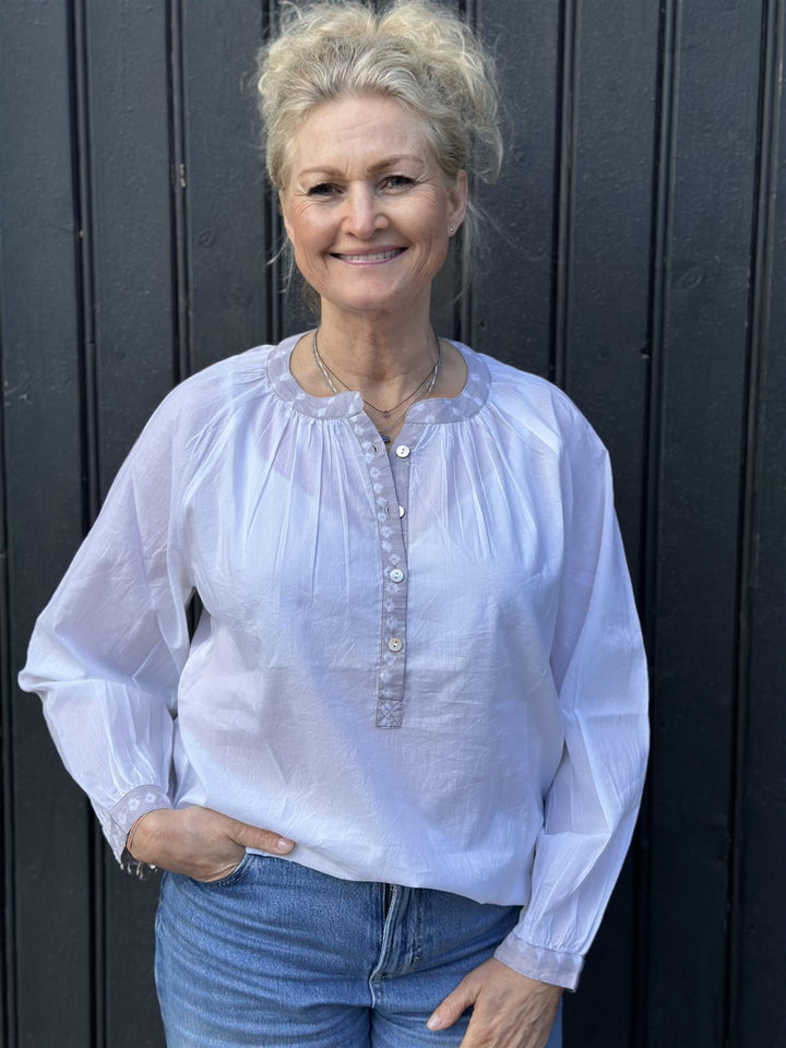 Rita bluse bandani white light lilac