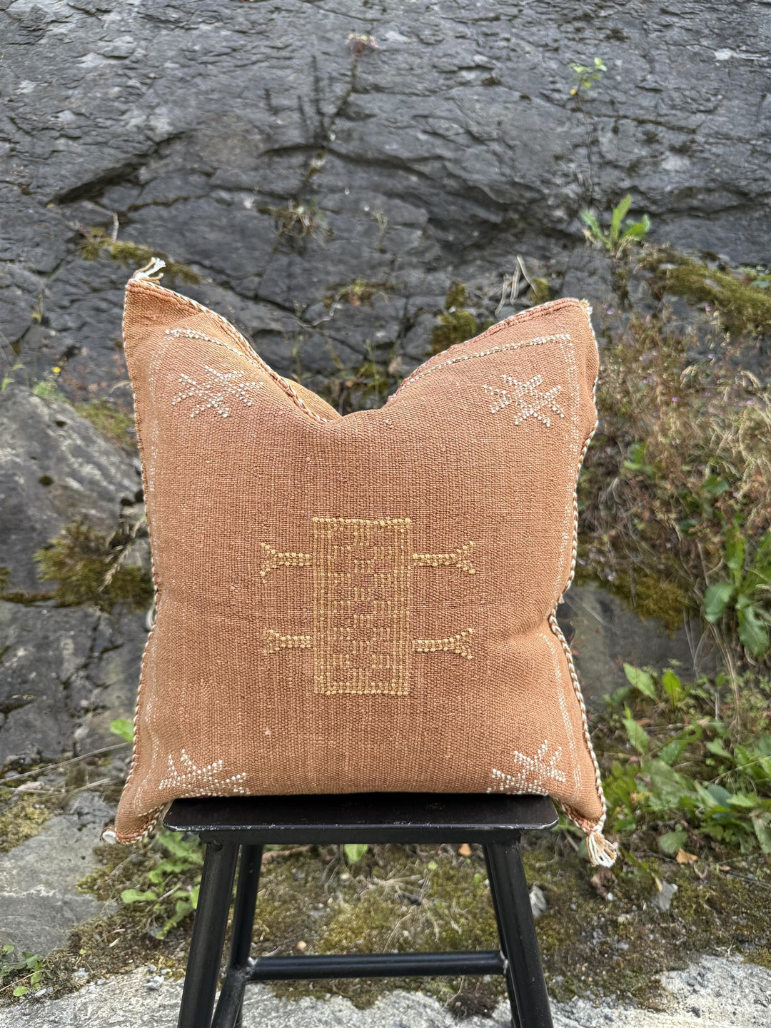 Putetrekk kaktus silke 50 x 50 cm brun m hvitt og gult mønster