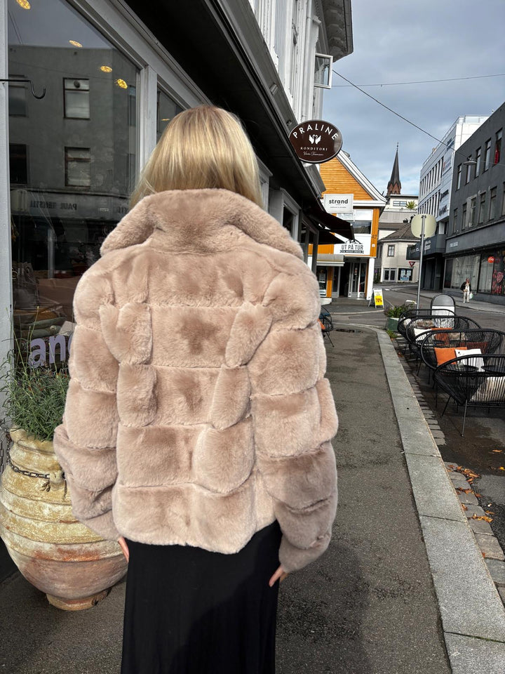Fuskepels jakke sand