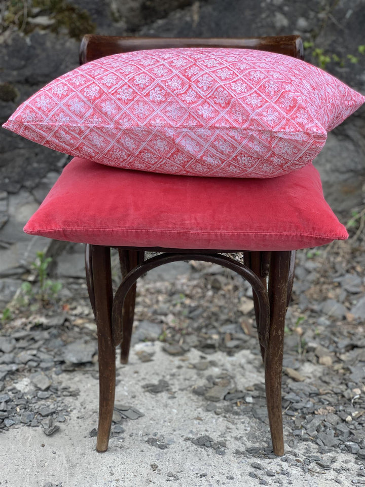 Putetrekk 50 x 50 cm blokktrykket jordbærrød og hvit