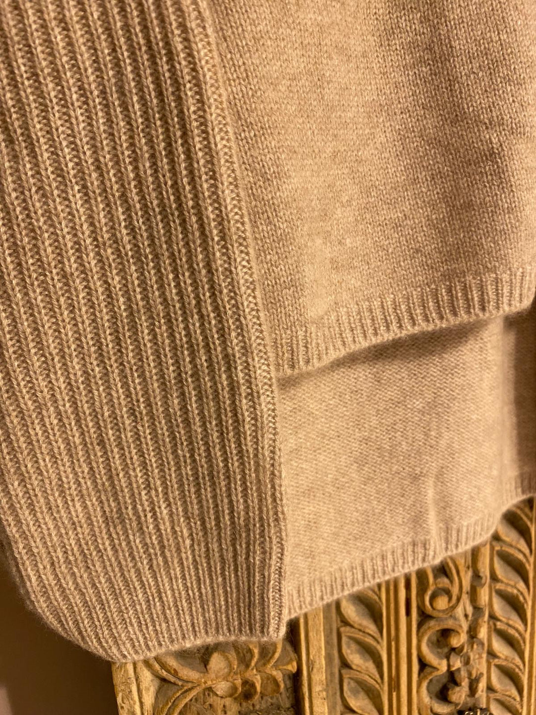 Arya cashmere v-hals genser sandstone