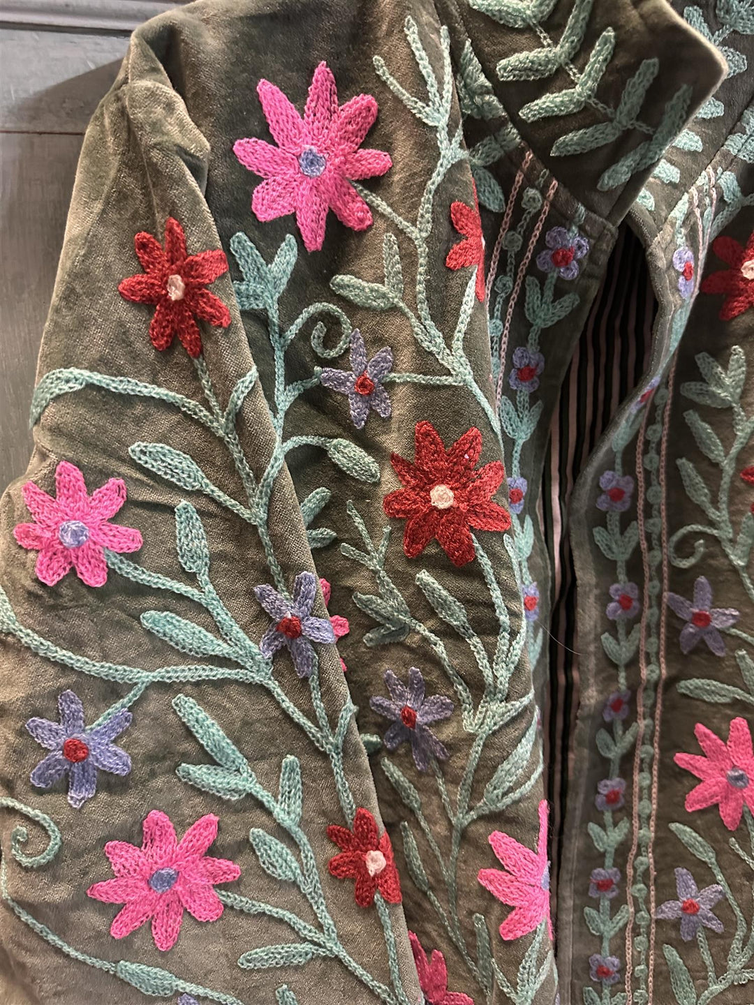 Anouska jakke velur med broderier grønn