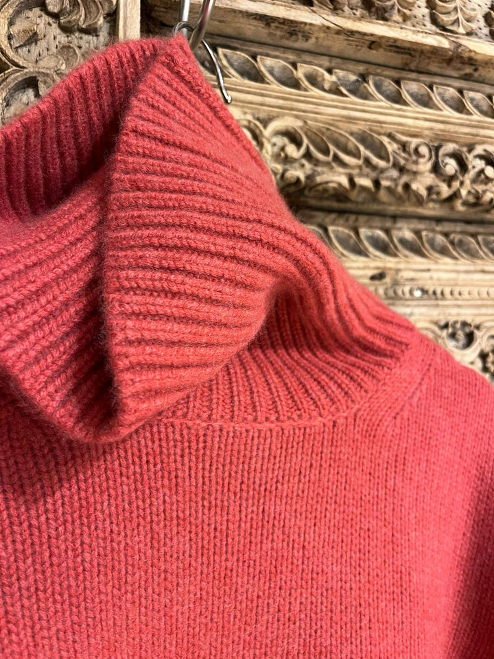 Audrey cashmere genser med høy hals garnet